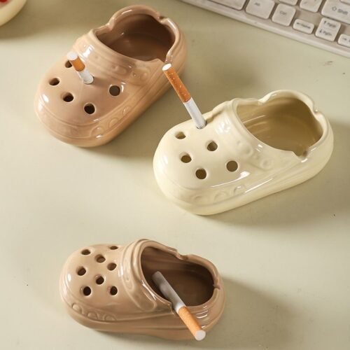 Cute and high-value ceramic ashtray for office and home use, suitable for living rooms, desktop ashtray, trendy internet celebrity, perforated shoe ashtray